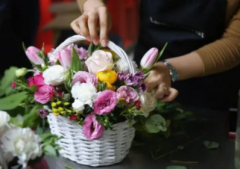女生学插花好处爱好或开店经营皆可