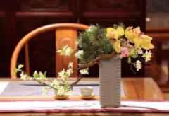 花瓶插花多少水室内插花保鲜的做法