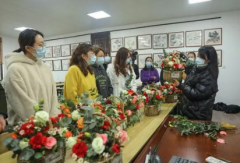 参加插花艺术学校专业培训插花能力